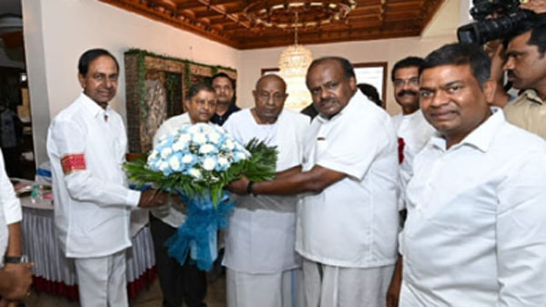 దేశ రాజకీయాలపై దేవెగౌడ, కుమారస్వామితో కేసీఆర్ చర్చలు