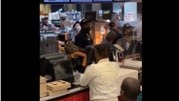  యువతి నిల్చొని ఉండగా ఇదేం పని