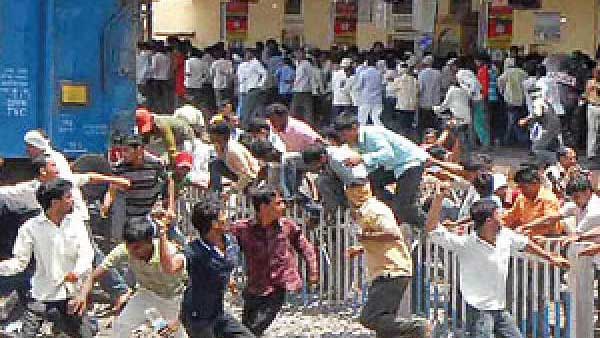 మానుకోట రాళ్ల దాడి..