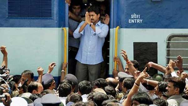  రణరంగంగా మారిన ఓదార్పు యాత్ర..