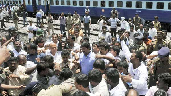  కురుక్షేత్రాన్ని మరిపించిన రైల్వేష్టేషన్..