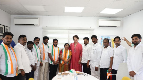 ప్రియాంక గాంధీ సమక్షంలో కాంగ్రెస్‌లోకి నల్లాల ఓదెలు దంపతులు