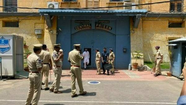 చంచల్ గూడ జైళ్లో పరామర్శ