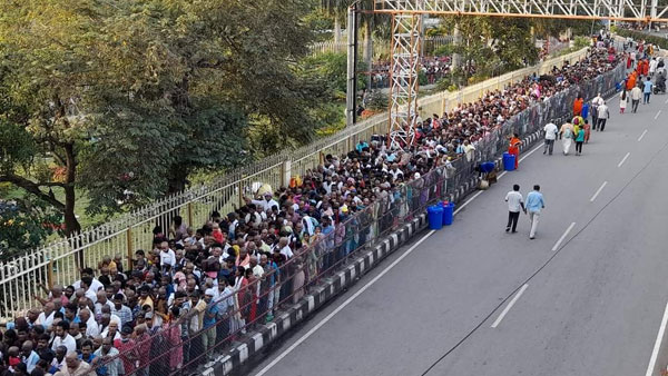 తిరుమలకు పోటెత్తిన భక్తులు: శ్రీవారి దర్శనానికి 48 గంటల సమయం తిరుమలకు పోటెత్తిన భక్తులు: శ్రీవారి దర్శనానికి 48 గంటల సమయం