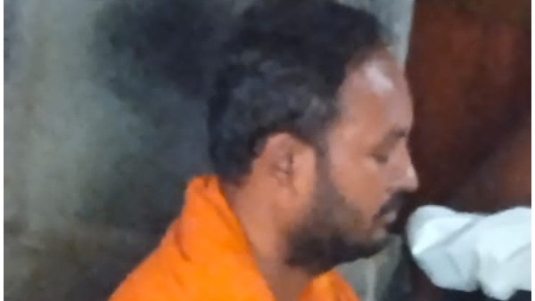 ఆఫీసు ముందే యాసిడ్ పోసిన కిరాతకుడు ఆఫీసు ముందే యాసిడ్ పోసిన కిరాతకుడు