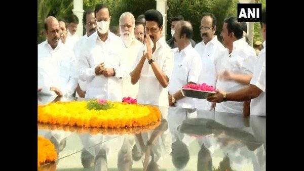  తండ్రికి నివాళులు అర్పించిన సీఎం