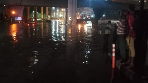 జలమయం అయిన బెంగళూరు రోడ్లు