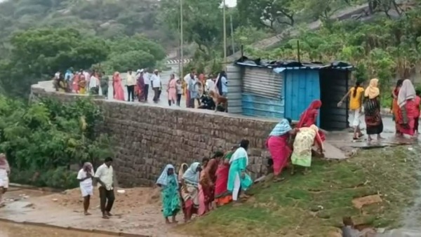 చెరువును తలపించిన రింగ్ రోడ్.. అవినీతే కారణమంటున్న భక్తులు చెరువును తలపించిన రింగ్ రోడ్.. అవినీతే కారణమంటున్న భక్తులు