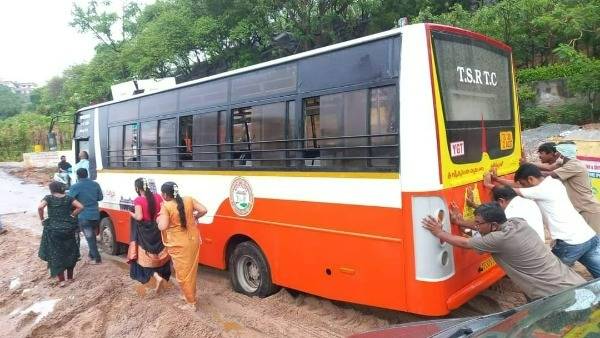 కృంగిపోయిన రహదారి.. కాంట్రాక్లర్ నిర్లక్ష్యమంటున్న స్థానికులు కృంగిపోయిన రహదారి.. కాంట్రాక్లర్ నిర్లక్ష్యమంటున్న స్థానికులు