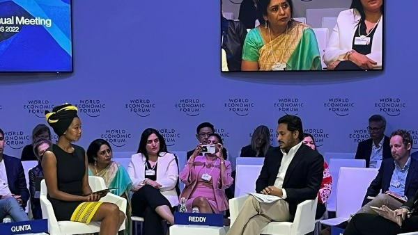 వాలంటీర్ల సేవలపై జగన్ వాలంటీర్ల సేవలపై జగన్