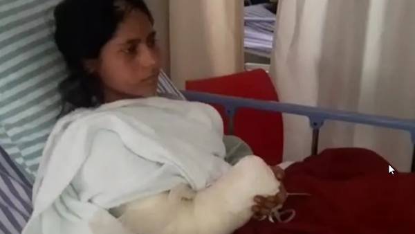 నిందితులను శిక్షించాలంటూ బాధితురాలు నిందితులను శిక్షించాలంటూ బాధితురాలు