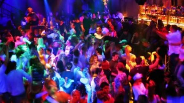 ఫేర్వెల్ పార్టీ కోసం కార్పొరేట్ స్కూల్ పేరిట పబ్ బుకింగ్ ఫేర్వెల్ పార్టీ కోసం కార్పొరేట్ స్కూల్ పేరిట పబ్ బుకింగ్