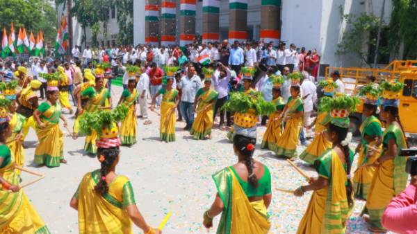 చివరి అడుగు వరకూ కాంగ్రెస్ తోనే.. మళ్లీ పార్టీ మారబోనన్న విజయా రెడ్డి చివరి అడుగు వరకూ కాంగ్రెస్ తోనే.. మళ్లీ పార్టీ మారబోనన్న విజయా రెడ్డి