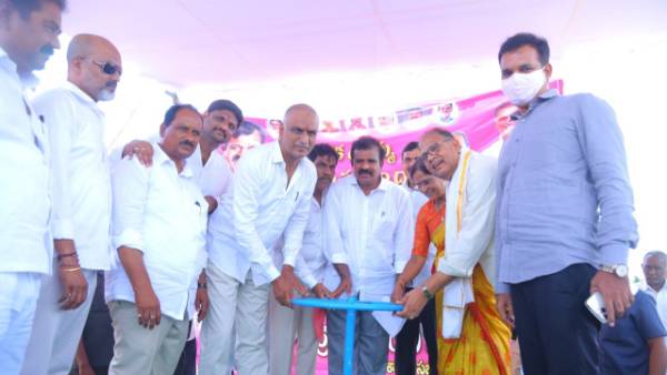  బీజేపీ యువతను రెచ్చగొడుతోంది.. ఉద్యోగాలు అడిగితే కల్పులు జరిపారన్న ట్రబుల్ షూటర్