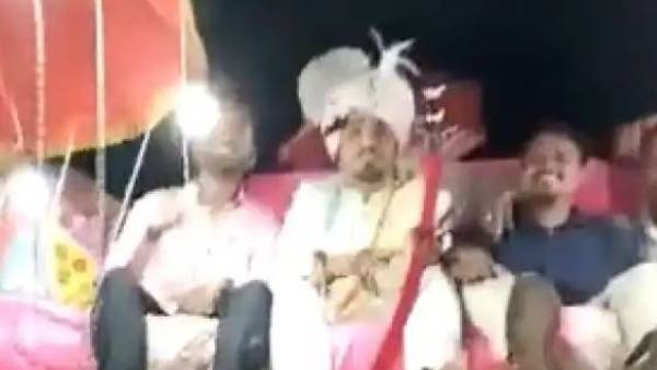 వెరైటీగా బుల్డోజర్ లో కల్యాణమండపానికి వెరైటీగా బుల్డోజర్ లో కల్యాణమండపానికి