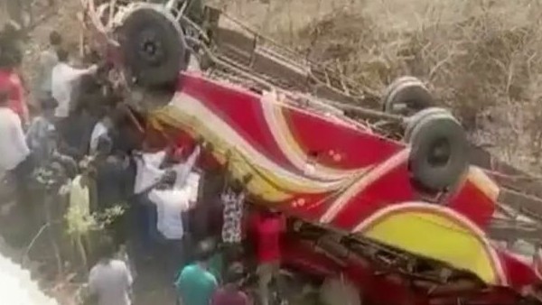 మధ్యప్రదేశ్ లో లోయలో పడిన బస్సు.. ఐదుగురు మృతి, 47 మందికి గాయాలు మధ్యప్రదేశ్ లో లోయలో పడిన బస్సు.. ఐదుగురు మృతి, 47 మందికి గాయాలు