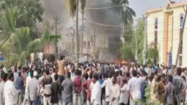 విధ్వంసం .. రాజకీయ విమర్శలు విధ్వంసం .. రాజకీయ విమర్శలు