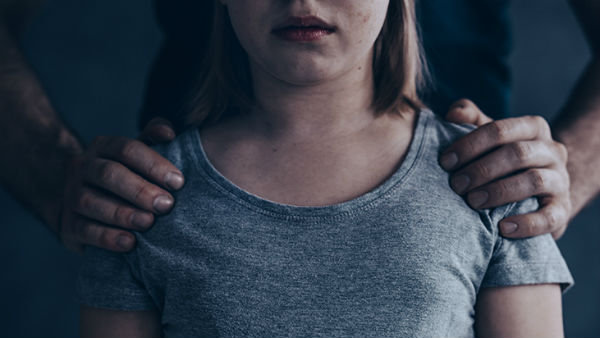 కాళ్లు చేతులు కట్టేసి ఐదేళ్ళ బిడ్డను భవనం టెర్రస్ పైన పడేసిన కసాయి తల్లి కాళ్లు చేతులు కట్టేసి ఐదేళ్ళ బిడ్డను భవనం టెర్రస్ పైన పడేసిన కసాయి తల్లి