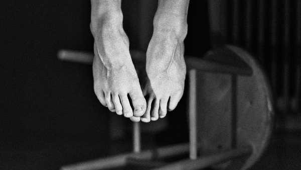 కూతురి కళ్ల ముందే ఉరి వేసుకున్న మహిళ