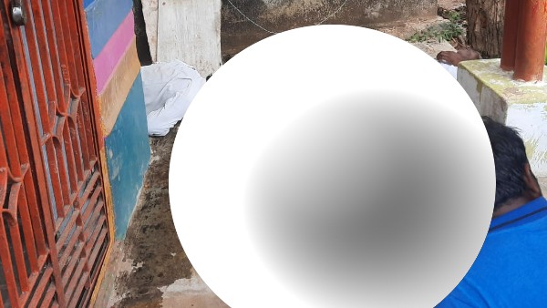 గుడి మైకులు సరి చెయ్యాలని ప్రయత్నం చేసిన ముగ్గురు గ్రామస్తులు 