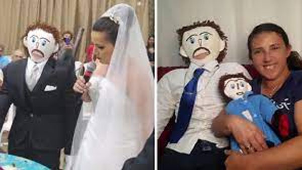 తన భర్త తనను అర్ధం చేసుకుంటాడని చెప్తున్న మహిళ.. బుజ్జి బొమ్మను బిడ్డగా..