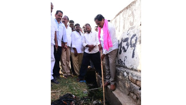 డ్రైనేజీలను శుభ్రం చేసిన మంత్రి 