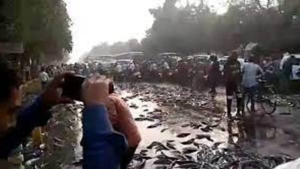  లారీ బోల్తా..