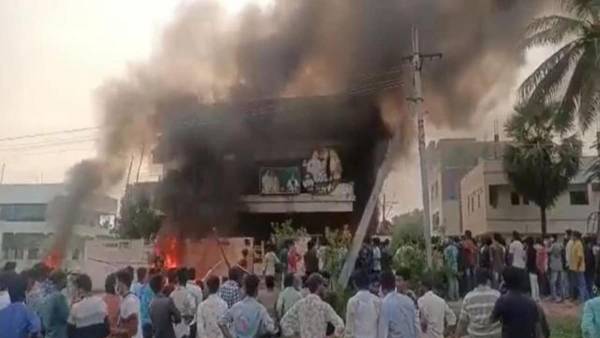 అమలాపురంలో విధ్వంసం - ఆరోపణలు