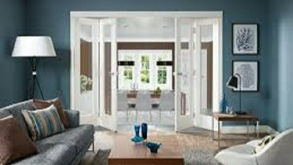 డైనింగ్ టేబుల్ దగ్గర గదిలో అద్దం ఉంటే మంచిది 