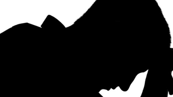 మద్యం మత్తులో ఎంజాయ్ చేస్తున్నాడు మద్యం మత్తులో ఎంజాయ్ చేస్తున్నాడు