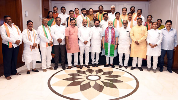 కార్పొరేటర్లు ఎమ్మెల్యేల తరహాలో కొట్లాడాలి: మోడీ