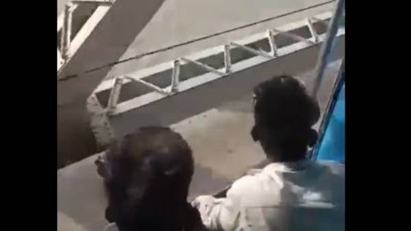 గంగానదీ దాటుతుండగా..