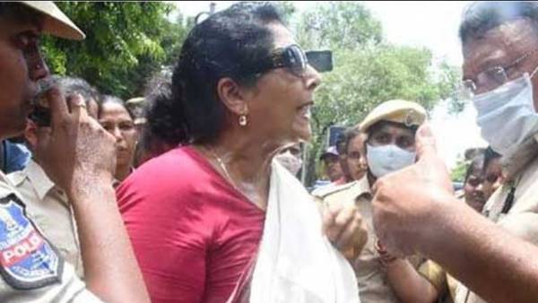 కాలర్ పట్టుకున్న రేణుకా కాలర్ పట్టుకున్న రేణుకా