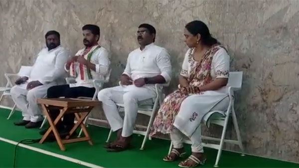 Vijaya Reddy decided to leave TRS and join in Congress, met TPCC Chief Revanth Reddy Vijaya Reddy decided to leave TRS and join in Congress, met TPCC Chief Revanth Reddy