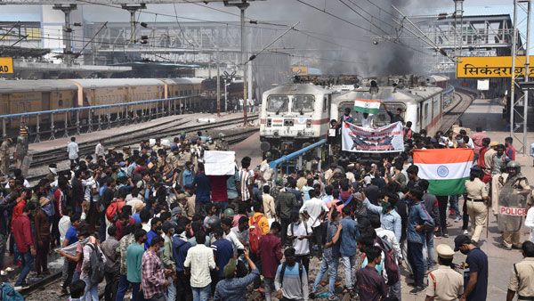 రైల్వే స్టేషన్ లో రోజంతా విధ్వంసం సాగుతుంటే పోలీసులు ఏం చేస్తున్నారు?