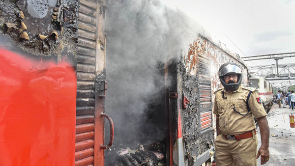 తమ పిల్లలకు ఏ పాపం తెలీదని కన్నీరుమున్నీరు అవుతున్న తల్లిదండ్రులు