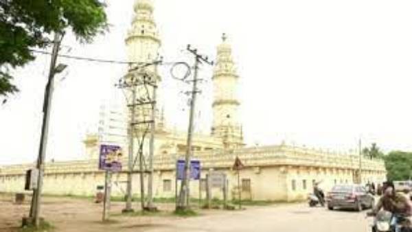 మసీదులో హనుమాన్ ఆలయం ఆధారాలని ధ్వంసం చేస్తున్నారని ఆరోపణలు