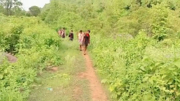 రోడ్డుకు నిధులు ఇవ్వాలని, రోడ్ వెయ్యాలని గిరిపుత్రుల విజ్ఞప్తి