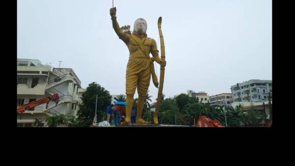 భీమవరం చేరుకున్న అల్లూరి విగ్రహం భీమవరం చేరుకున్న అల్లూరి విగ్రహం