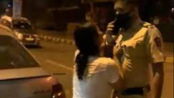  పార్టీ నుంచి బయటకు వచ్చిన యువతులు