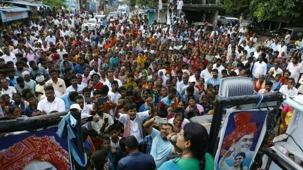 బంగారు తెలంగాణ కాదు.. కేసీఆర్ బీర్ల బార్ల తెలంగాణగా మార్చారన్న షర్మిళ బంగారు తెలంగాణ కాదు.. కేసీఆర్ బీర్ల బార్ల తెలంగాణగా మార్చారన్న షర్మిళ