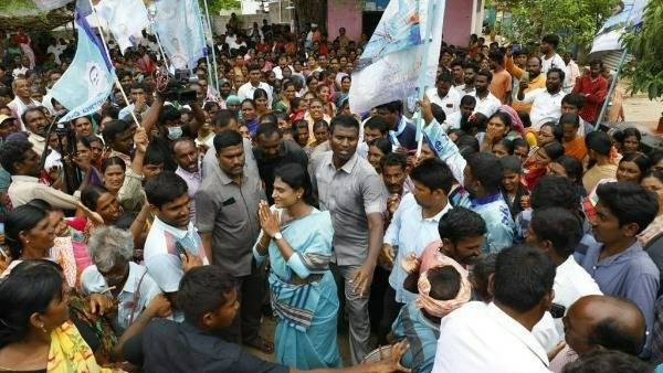 పథకాలకు పైసలుండవు కానీ టీఆర్ఎస్ పార్టీ అకౌంట్లో మాత్రం రూ.860కోట్లు ఉంటాయి
