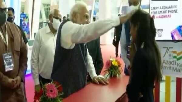 PM Modi Meets Girl Who Reunited With Mother Using Aadhaar Card, At Digital India Exhibit PM Modi Meets Girl Who Reunited With Mother Using Aadhaar Card, At Digital India Exhibit