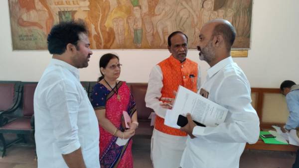 టీఆర్ఎస్‌లో కట్టప్పలు రెడీ: సినిమా ముందుందంటూ లక్ష్మణ్