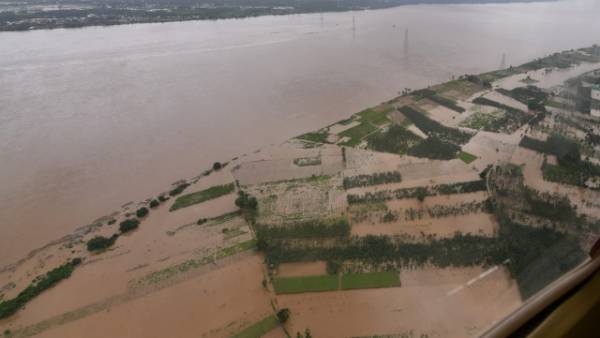 నిలిచిపోయిన రాకపోకలు