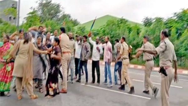 VRAs tried to stop minister errabelli at jangaon collectorate, tension erupted