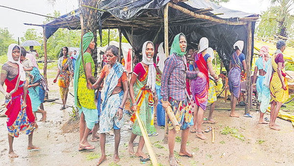 మంచిర్యాల కోయపోచగూడాలో అటవీ అధికారులకు, ఆదివాసీలకు మధ్య చల్లారని ఘర్షణ