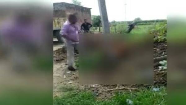  భార్యను రోడ్డు మీదకు ఈడ్చేశాడు