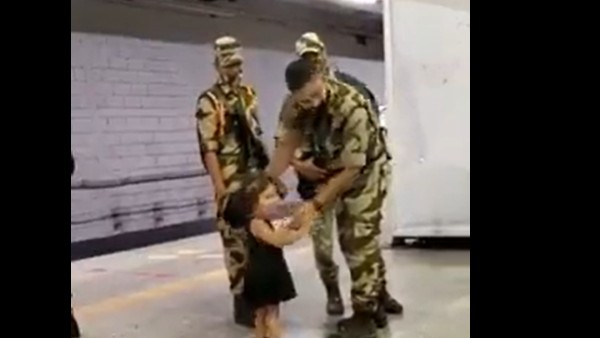 పాదాలను తాకి.. పాదాలను తాకి..