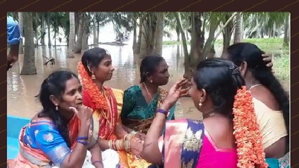 వరద పరిస్థితులలో పెళ్లి .. కోనసీమ వరద కష్టాలకు అద్దం 